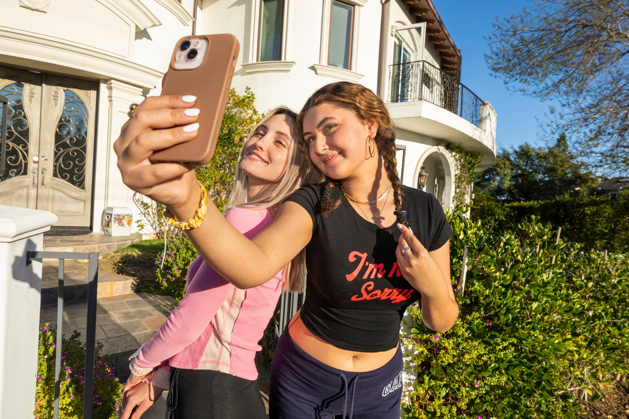 Making TikToks, Holly and Bella, both 17, Pacifc Palisades, 2021 © Lauren Greenfield, Fahey Klein Gallery